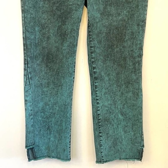 QVC LOGO TEAL GREEN ACID WASH MID RISE STRAIGHT CROPPED FRAYED JEANS SIZE 10 - Picture 5 of 9